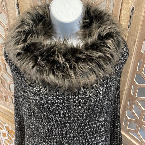 Roffe Accessories Faux fur Collar Sweater Poncho - Picture 4 of 12